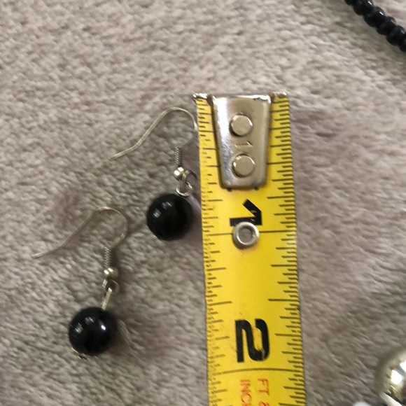 Zebra beaded necklace with matching earrings. - Picture 5 of 6